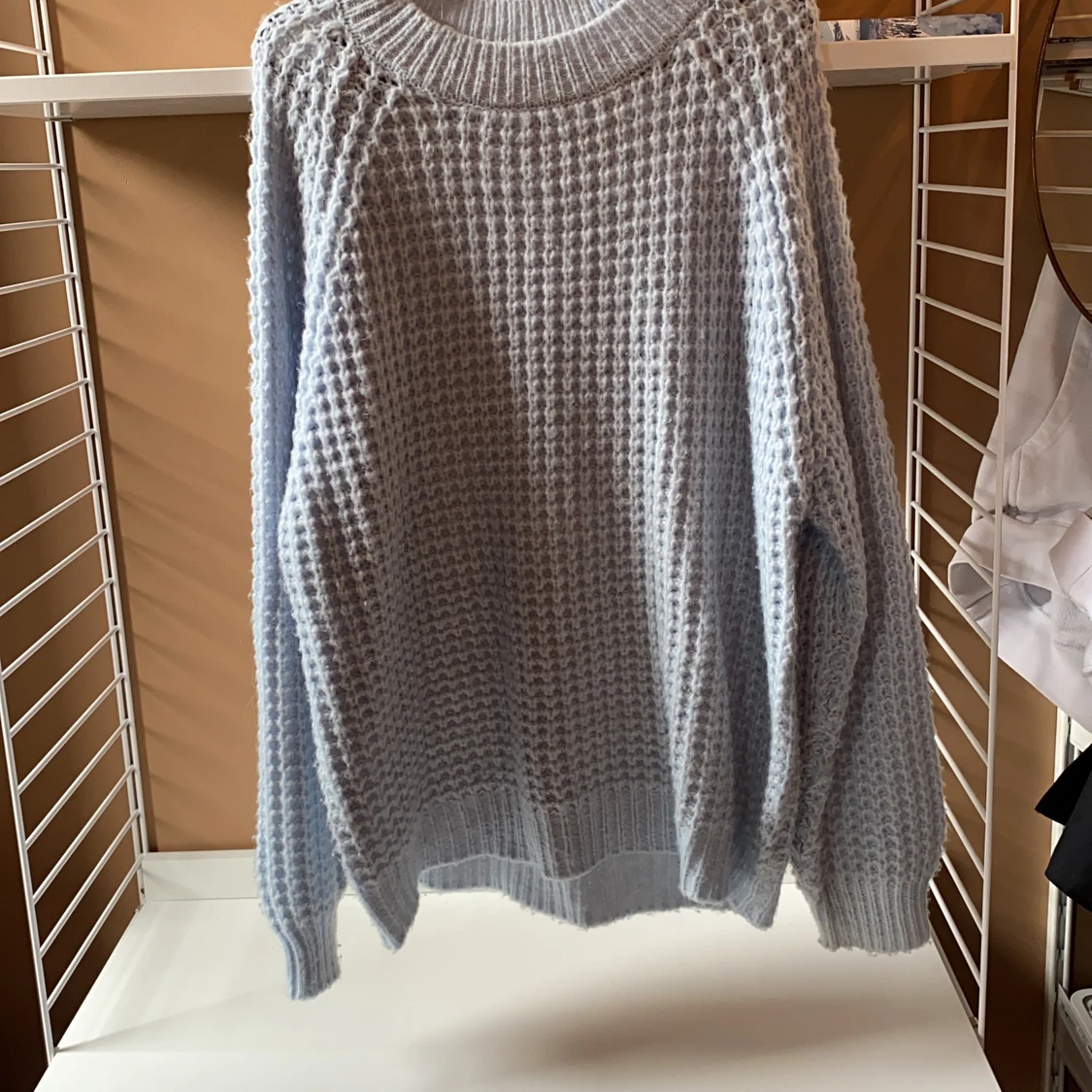 Oanvänd stickad tröja 