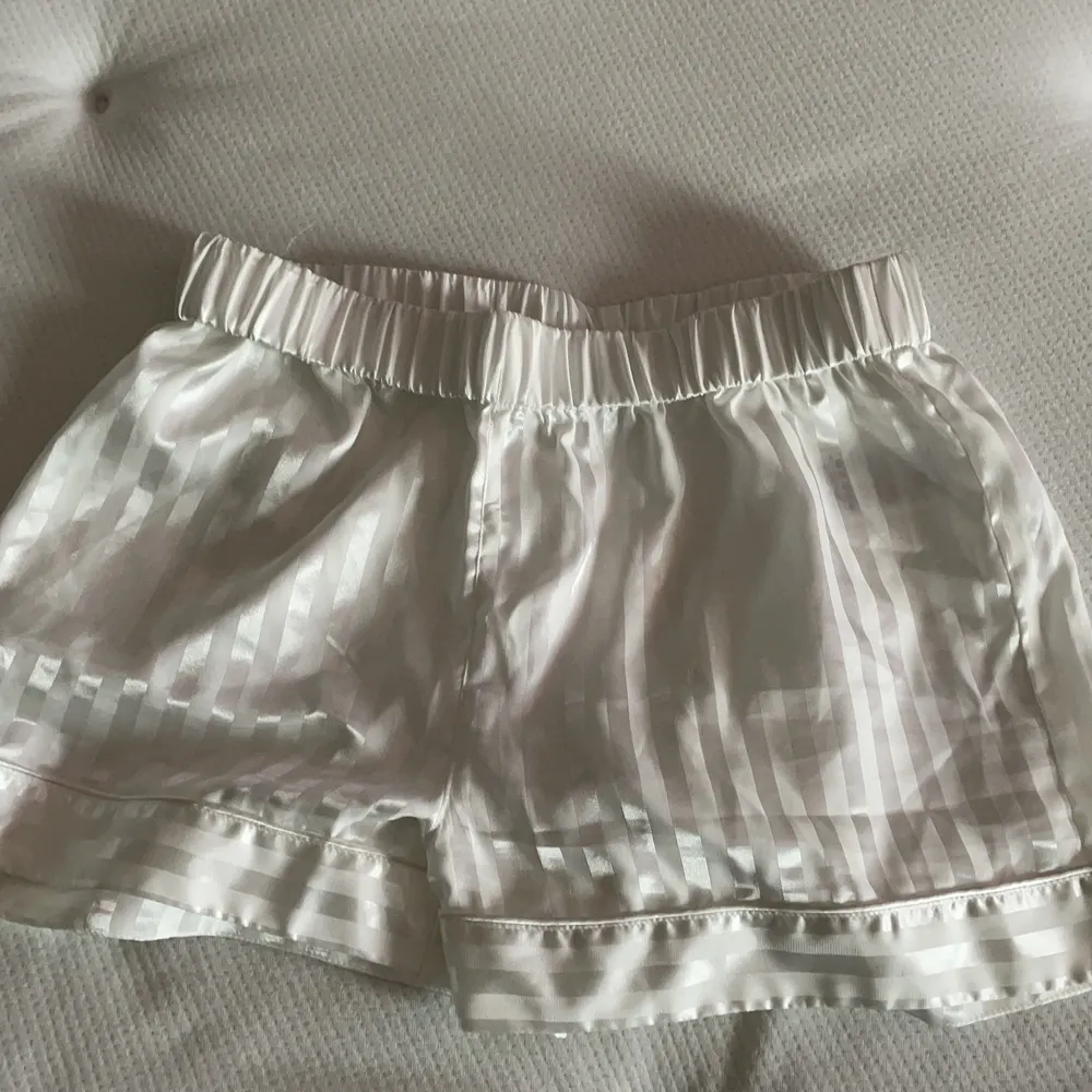 Vita pyjamasshort med ränder. Köpta på Gina tricot men aldrig använda. Köpta för runt 200. Shorts.