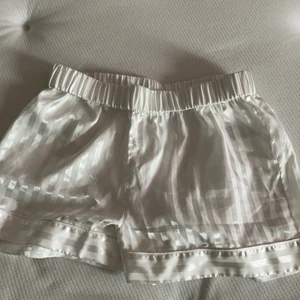 Pyjamasshorts - Vita pyjamasshort med ränder. Köpta på Gina tricot men aldrig använda. Köpta för runt 200