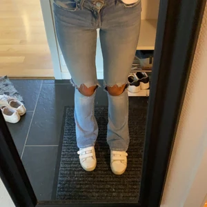 Jeans - Säljer dessa skit snygga jeans med självgjorda hål och stjärnor😍   Dem är målade med pennor som håller i tvätt! Köpt för 600kr säljer för 200kr+frakt