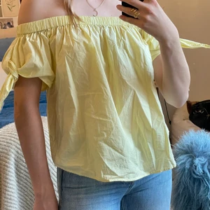 Gul topp - Gullig gul topp från H&M, som är off shoulders