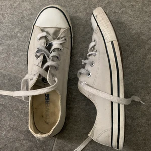 Jättesnygga converse i storlek 38 - Säljer ett par gråa låga convers. De har använts en del men är ändå i ganska bra skick. De är lite smutsiga på utsidan och lite slitna inuti. En del av smutsen går säkert att få bort ifall man försöker. Kan mötas i stockholm eller skicka❤️