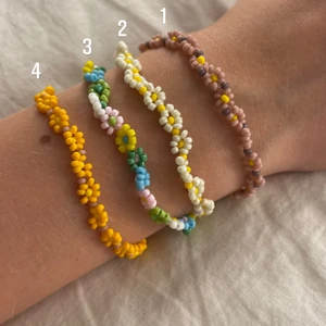 Armband  - Armband med pärlade blommor i olika färger! Halsbanden har lås som gör dom lätta att stänga och öppna, köparen står för frakten. Om annan fräg eller matchning önskas går de att ordna, de flesta färger finns att önska! 🌸 Kontakta mig vid frågor 