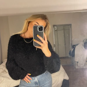 Svart tröja Ginatricot  - Svart ”flufftröja” i super mysigt material från Ginatricot, nyskick💕🌟