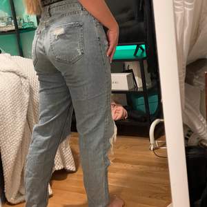 Slitna jeans från Angelica Blicks kollektion för Bikbok. Mina all time faves en gång i tiden🥺 man får dunder rumpa i dessa jeans!!