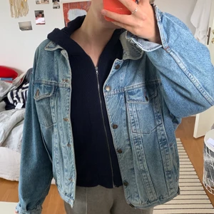 Overzised jeansjacka  - Supersnygg overzised jeansjacka som jag köpt på humana! Av någon anledning blir bilden väldigt pixlad när jag lägger in den i appen, därav ser den mer blekt ut än vad den är. Storleken är xl men är perfekt som oversized. Säljer pga. Har köpt en till jeansjacka och behöver därav ej båda. 