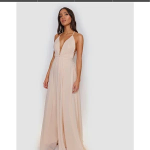 Balklänning  - Balklänning från youmefashion i storlek 36. Använd en gång så i super skick. Nypris 1899. Kom med bud 💜