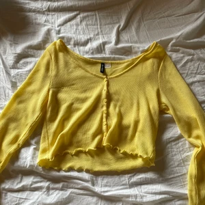 stickad gul topp - Säljer min jättesöta topp från h&m då den inte kommer till användning! Aldrig använd endast testad🤎 storlek L men det sitter som en S/M🤎 frakt tillkommer, köparen står för frakten! Priset kan sänkas