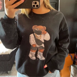 Sweatshirt  - Tröja från fashionbear.se i storlek M. Den har inte använts så mycket ( väldigt smutsig spegel, inga fläckar på tröjan)💕