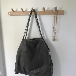 stella mccartney liknande väska - Säljer denna supersnygga stella mccartney liknade väska som är perfekt till skolan. Endast använd ett fåtal gånger. 