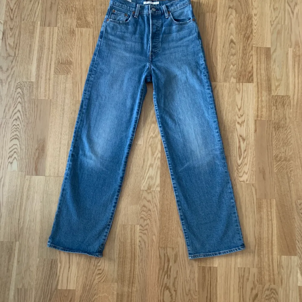 Levis jeans köpte för ungefär 2 år sedan , lite korta på mig som är runt 1 ,60 passar även mig som har 36 i jeans, modellen heter ribcage straight . Jeans & Byxor.