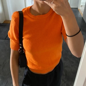 Stickad - Stickad tröja från Zara i en superfräsh färg, kommer tyvärr aldrig till användning hos mig. Är i storlek L men sitter bra på mig som är en S, så skulle säga att den är liten i storlek. 