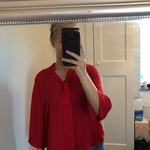 Röd knytblus från Gina  - Så fin knytblus från Gina som tyvärr inte kommer till användning hos mig längre❤️ frakt tillkommer 