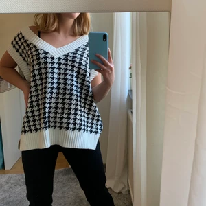 Stickad väst - Säljer denna stickade västen från shein då den inte kommer till använding. Fint skick och inga hål eller liknande, fin till hösten!💜 