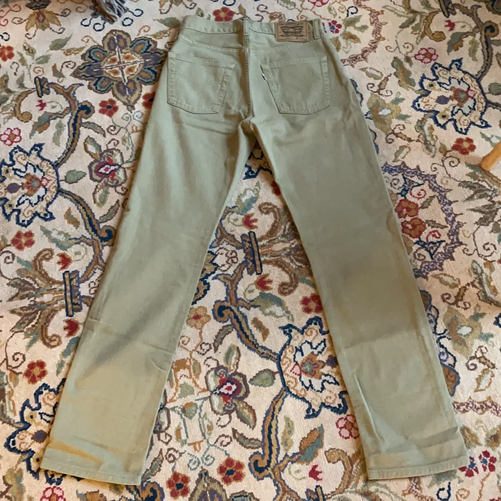 Mycket fina olivgröna Levis jeans 551 i storlek 30x32 köpta på vintagebutik men säljes då dom nu är för små. Midjemått 37,5cm innerben 80cm, ytterben 108cm. Jeans & Byxor.