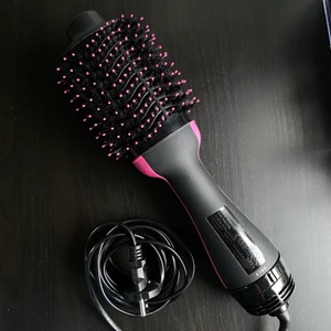 Hairdryer - Hairdryer från Revlon! Säljer pga att den inte kommer till användning. Använd några få gånger. Köparen står för frakten. Köpt för 799kr