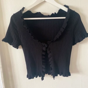 söt kofta/topp - Säljer den här söta koftan/toppen som jag aldrig har använt då jag inte fått något tillfälle fört! Kan stylas som det är eller med något fint linne under☺️ helt oanvänd utan någon skråma osv💕 klippt av lappen men den är i storlek S men passar mig som är XS/S! En extra knapp medföljer🤍 skriv privat för mer bilder och priset är diskuterade!! Kolla gärna in mina andra annonser