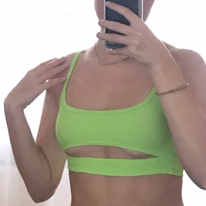 Neongrön bikinitopp - Köpt på Plick men aldrig använd. Cutout detalj för underboob.