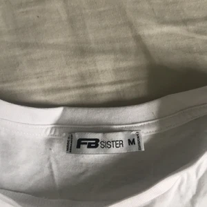 Vit långarmad tröja  - Strl M , passar som en S. Vit långarmad tröja med tryck på rygg och bröst. 