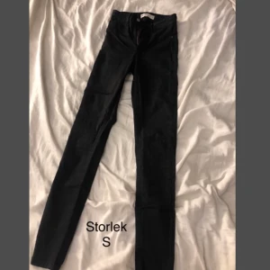 svarta jeans - svarta jeans. Aldrig använda. bjuder på frakten