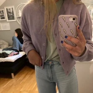 Lila kofta - Så himla fin kofta men säljer för jag har en liknade💓 jätte bra skick då den knappt är använd💓