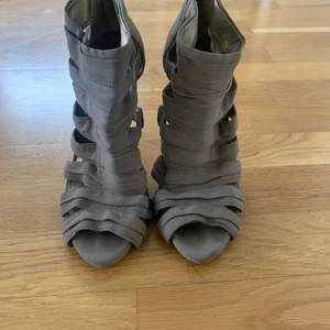 Sandaler  - Taupe färg sandaler med klack, i ok skick 