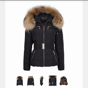 Hollies jacka  - Säljer min hollies jacka som är köpt 2019, använder den inte längre. Jackan har små defekter men inget som syns. Skriv privat för riktiga bilder. Passar bra i storlek och är varm. Nypris: 4299