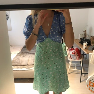 SommarKlänning - Super fin klänning från Asos design. Endast använd en gång säljer då den bara hänger i garderoben💗  Den är i storlek 34 men skulle säga att den även passar 36, är själv 175cm som referens💗