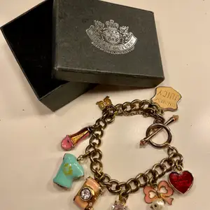 Såå fint och gulligt armband med berlocker från Juicy Couture, passar till allt!! Orginalbox medföljer självklart 💕