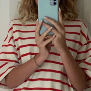 Randig t-shirt💗 - Så himla snygg och så bekväm tisha från zara, den är sparsamt använd och fortfarande i gott skick!!❤️man kan styla den till så mycket!! Köpt för 200kr!!❤️