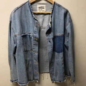 Jeansjacka från Zara  - Säljer denna unika jeansjacka från Zara, sparsamt använd. Hittar ingen storlek men passar upp till 44 (då sitter den tight) annars kan man ha den som oversized🤍. Frakt tillkommer och kan variera i pris