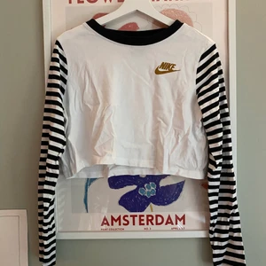 Nike topp randig - Sorry för det skrynkliga, legat i garderoben lite förlänge:) Men annars i toppen skick långärmad tröja från Nike.
