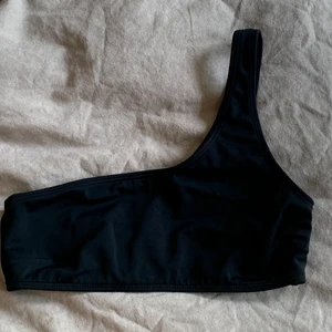One sholder bikini top - En snygg å stilren one shoulder bikini top från Gina Tricot i storlek XS! Har aldrig använt den så därför säljer jag den nu! Super skönt stretchigt material och utan inlägg💚 70kr och frakten ingår! Säljes direkt så inga bud!! Checka gärna in min profil också då jag säljer massvis med snygga billiga kläder just nu som jag vill bli av med!!!