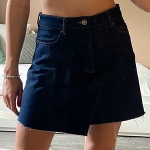 Jeanskjol  - En stilig jeanskjol som är perfekt för hösten. Man kan para den med en jeansjacka för att ha den ”jean on jean” look. 