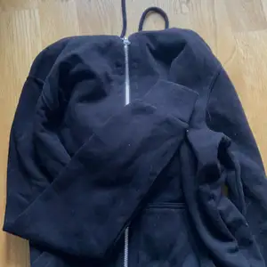 zip up hoodie svart från hm i storlek XS, använd få gånger 💕 100kr + frakt 