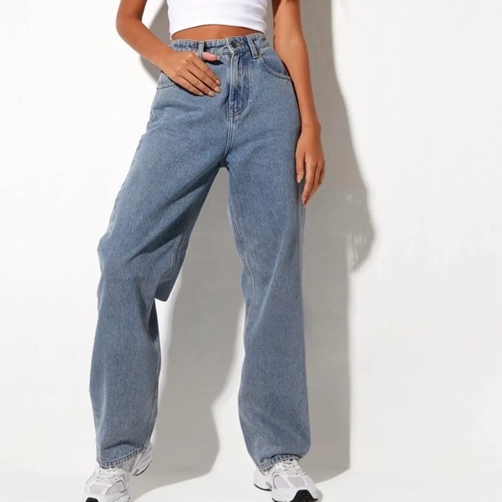 Skit snygga jeans från motel rocks som tyvärr är för stora för mig:/ använda ett fåtal gånger & i toppskick! (Nypris 770kr) jag säljer för 380kr + frakt💓. Jeans & Byxor.