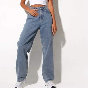Skit snygga jeans från motel rocks som tyvärr är för stora för mig:/ använda ett fåtal gånger & i toppskick! (Nypris 770kr) jag säljer för 380kr + frakt💓