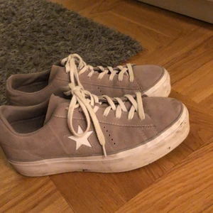 Converse hög klack - Säljer mina Converse då de ej kommer till användning! Storlek 40/41. Superbra skick och bara använda några gånger!  Vanliga Converse men med högre sula!
