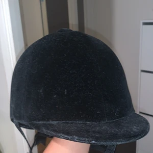 Svart Trop Ride Hjälm - Fin hjälm i Nyskick aldrig använd bara testad. Köpt för 650 kr på internet. Bud över 500, eller köp direkt för 500 kr + frakt oavsett bud eller direkt.