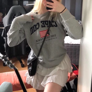 Grå sweatshirt  - ❗️Intressekoll❗️ på denna gråa snygga sweatshirten, inprincip aldrig använd så i toppen skick💞🐒