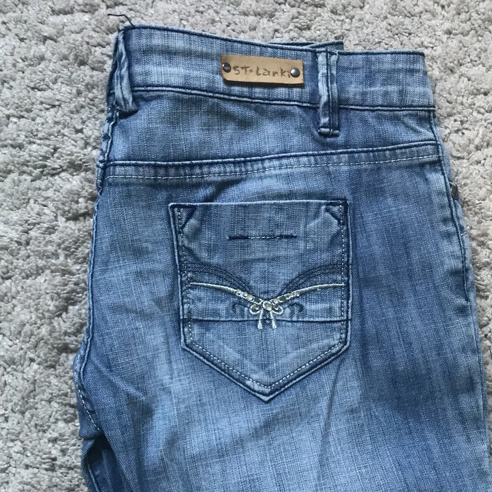Skitsnygga lågmidjade jeans som tyvärr är för långa för min flickvän som är 160 cm. Helt nya och aldrig använda!! . Jeans & Byxor.