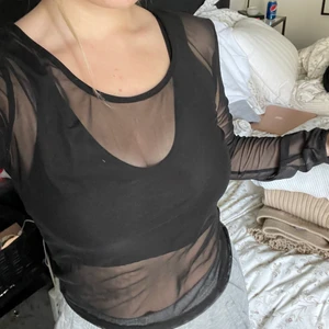 meshtopp - en svart långärmad mesh tröja från nakd. super skön. går att använda både till fest och vardags. stl L. men passar lika bra till M och S