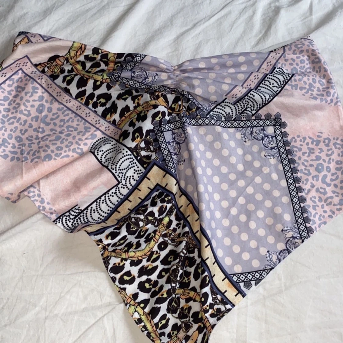 Gullig topp med knyte i ryggen 