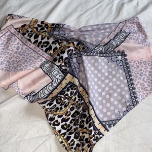 Gullig topp med knyte i ryggen  - Super gullig top som man knyter i ryggen. Osäker på vad den kommer ifrån 