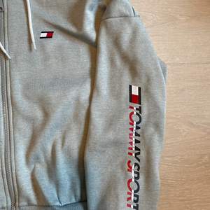 Fin sip up hoodie från Tommy sport. Använd endast en gång och säljer för att den aldrig kom till användning. Den har två fickor på varsin sida av tröjan. 💞