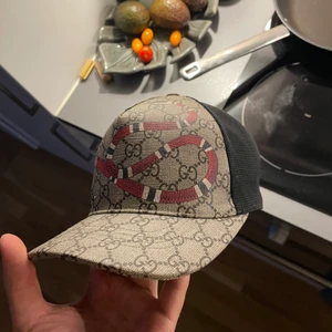 Gucci Keps - Säljer min Gucci keps i perfekt skick. Kommer inte till använding. Jag har kvittot kvar. 