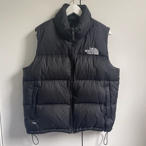 North face väst - En skitsnygg north face väst som inte har kommit till användning. Den är i nyskick och har inga skador eller fläckar. Den värmer skönt och passar perfekt nu till hösten!! Västen är i storlek L men passar bra och lite oversized på mig som brukar ha S/M då det är tjejstorlek på den. Skickar gärna fler bilder eller svarar på frågor! Köparen står för frakt💖💖 kan sänka priset vid snabb affär!!