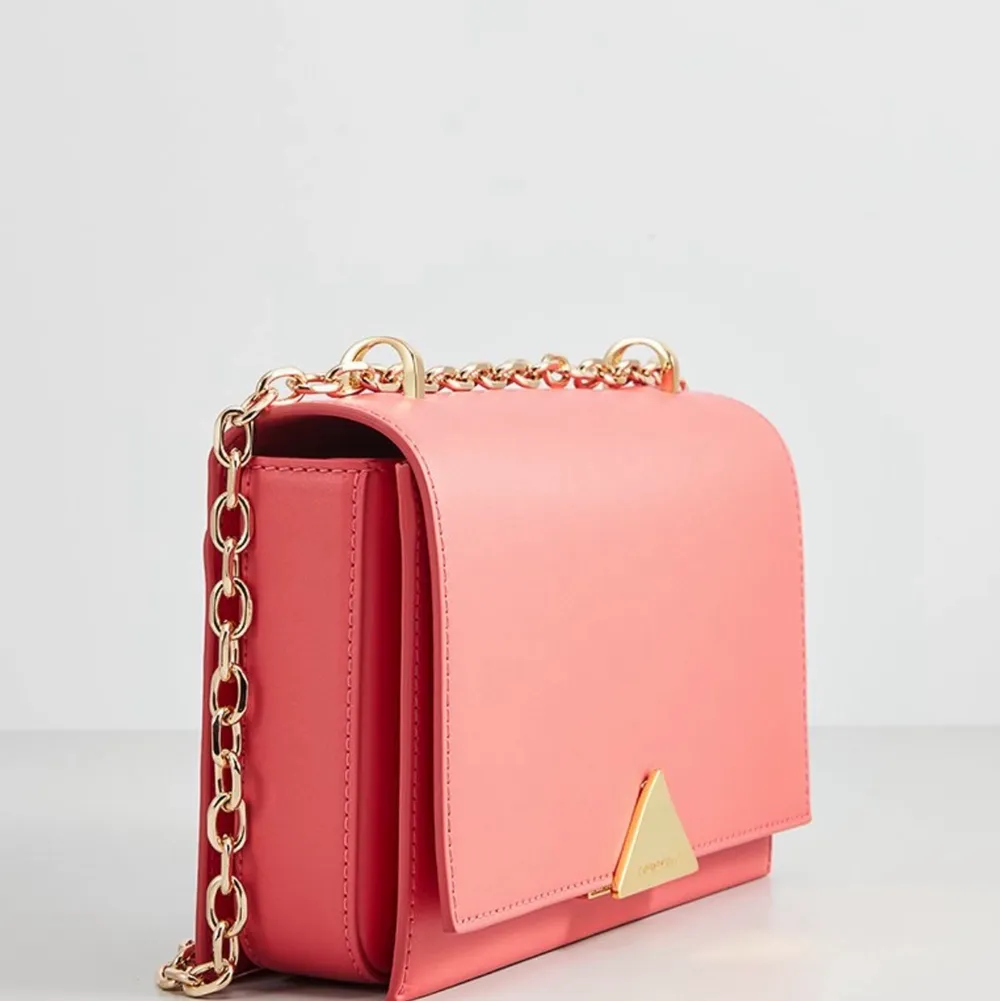 New!! Pink Armani Bag . Väskor.