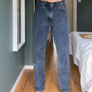 Levis stay loose jeans väldigt bra skick och inga synliga fel eller fläckar. De är använda men i väldigt bra skick. Storlek 30/34, modell är 186 cm. Färg: Svart/grå. De är snäppet mörkare i verkligheten. Nypris 1200kr. Om du undrar om mått så är det bara att slänga iväg ett DM, jeansen är en bredare version av 501. Säljer på flera platformar.