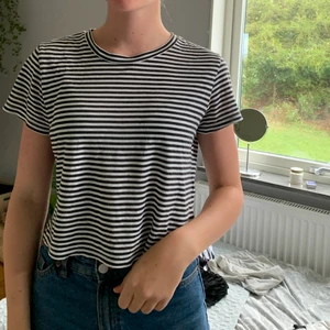 Svart och vit randig tröja - Från monki 